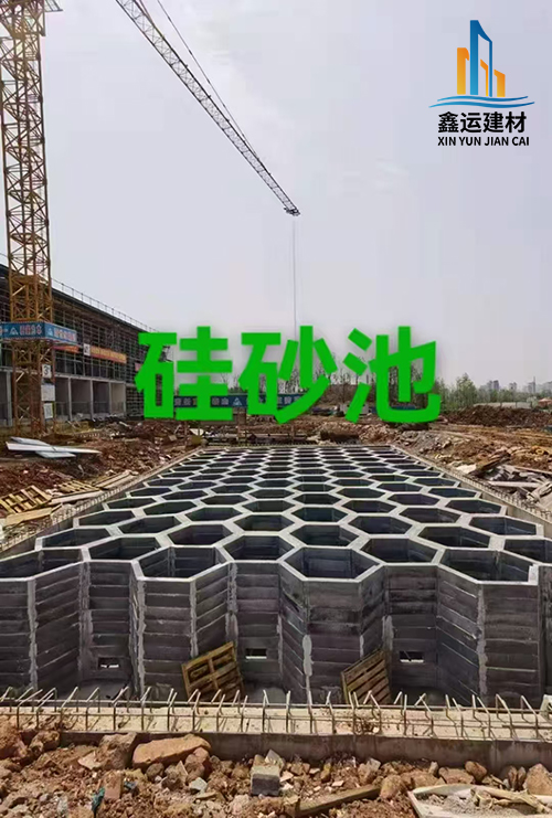 淮北海绵城市项目中的硅砂雨水收集池施工现场图