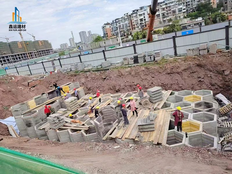 无锡某海绵城市项目施工现场正在安装的硅砂雨水收集池
