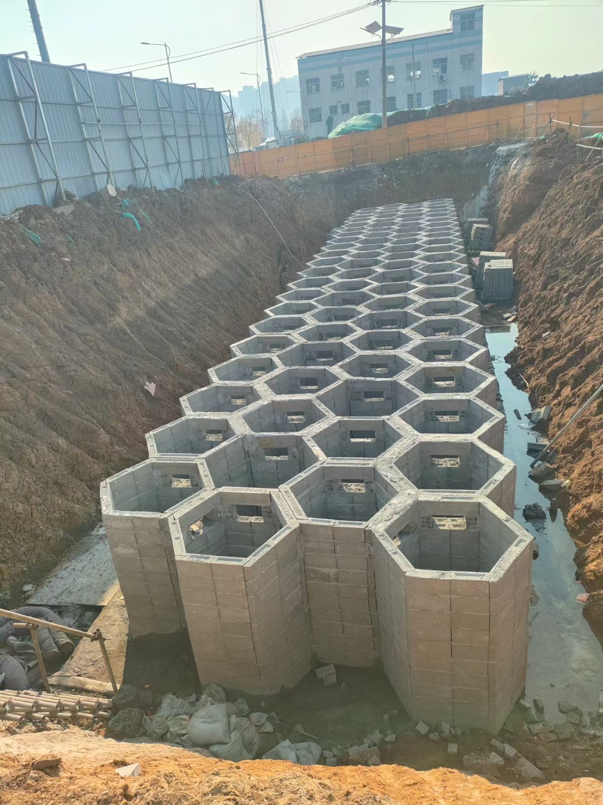 别再浪费钱挖水泥池了!宁波硅砂雨水收集池:不仅能蓄水,还能自动净水 硅砂雨水收集池硅砂模块拼装结束照片