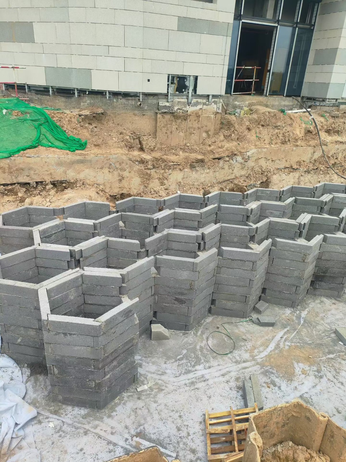 硅砂雨水收集池硅砂模块拼装中的照片