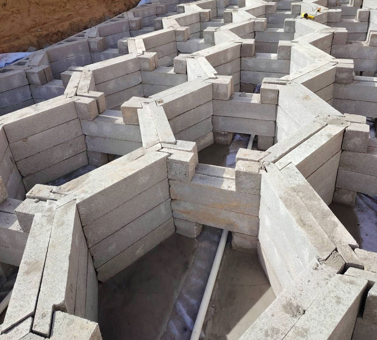 硅砂雨水收集池施工中的照片