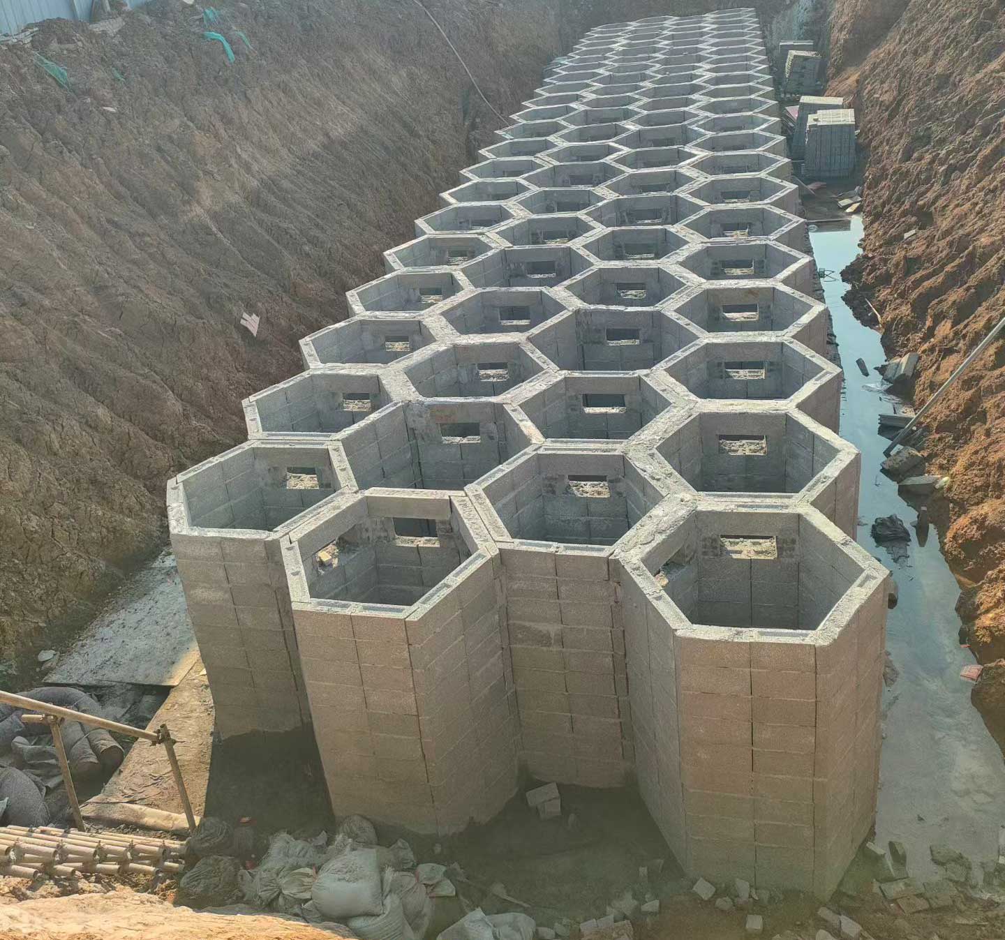 硅砂雨水收集池施工现场照片