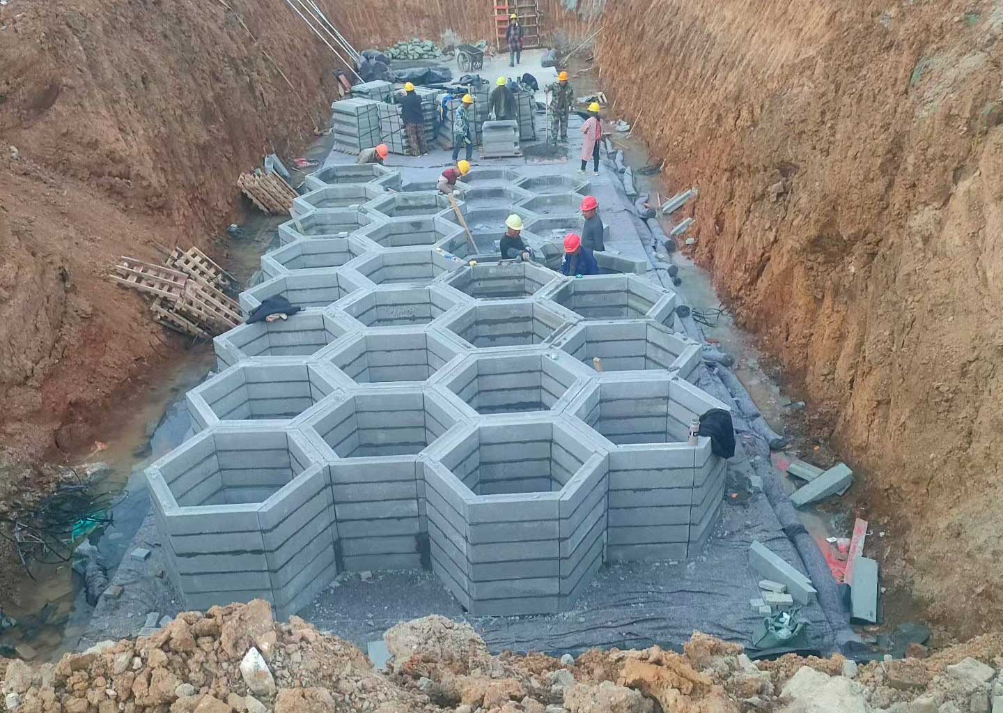 硅砂雨水收集池施工现场照片