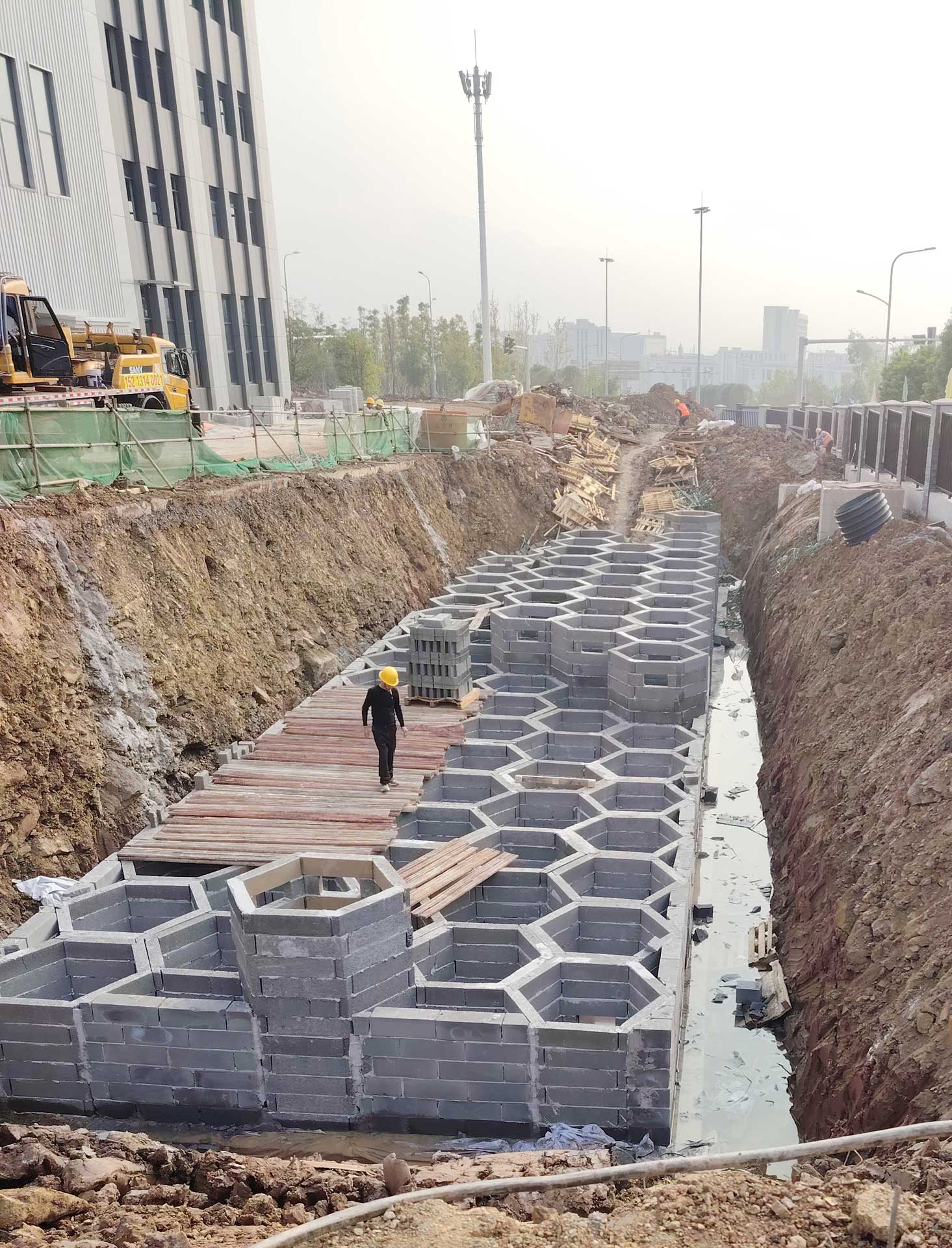 硅砂雨水收集池施工现场照片