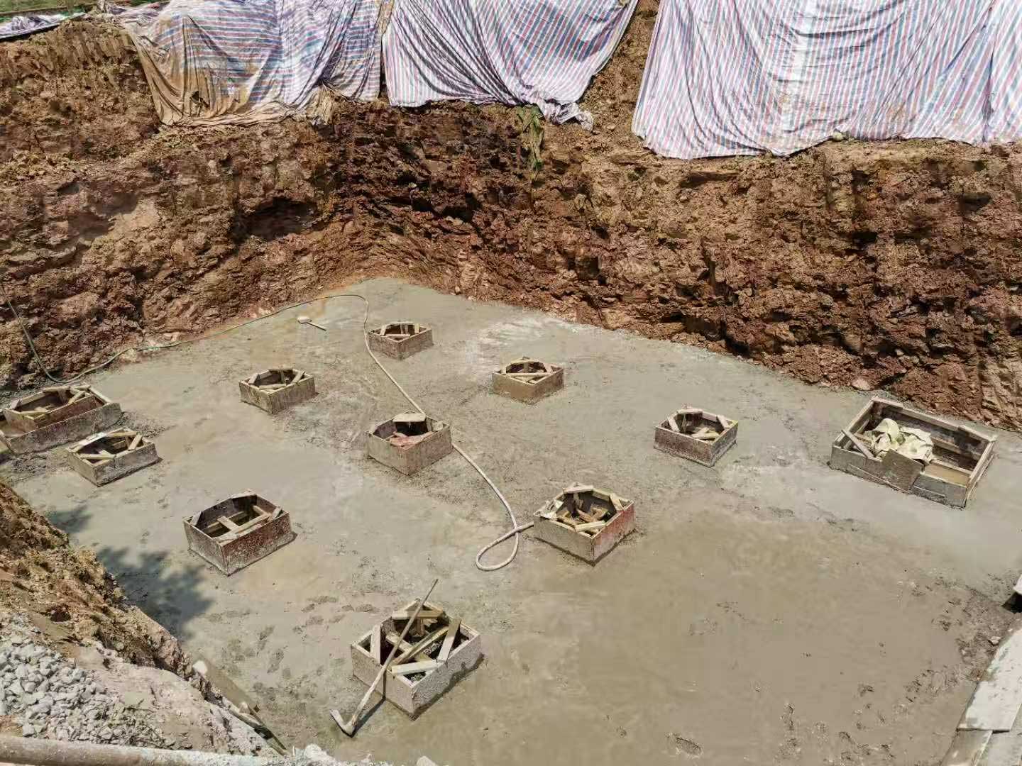 硅砂雨水收集池底板施工