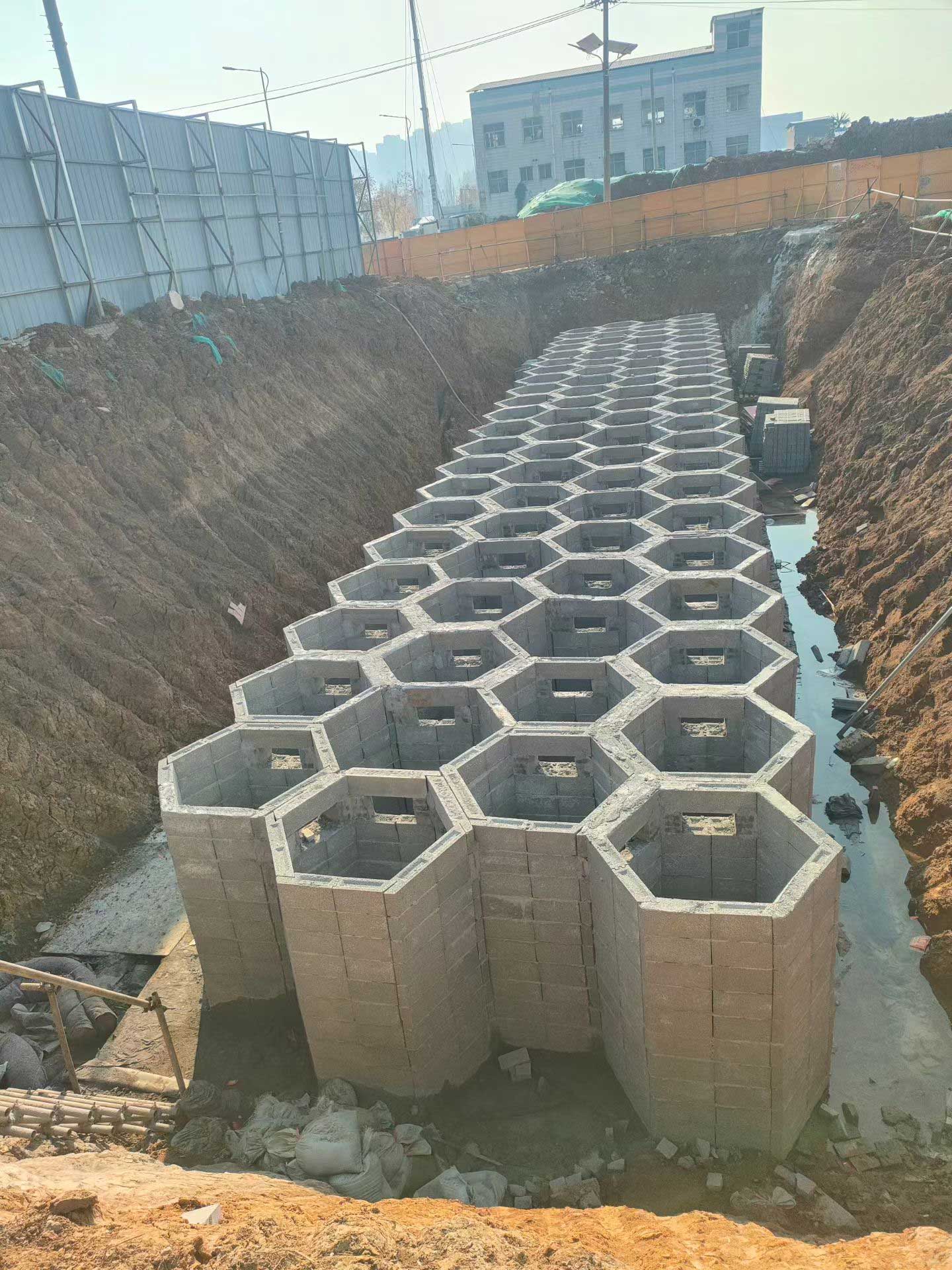 硅砂蜂巢模块地下蓄水池施工现场