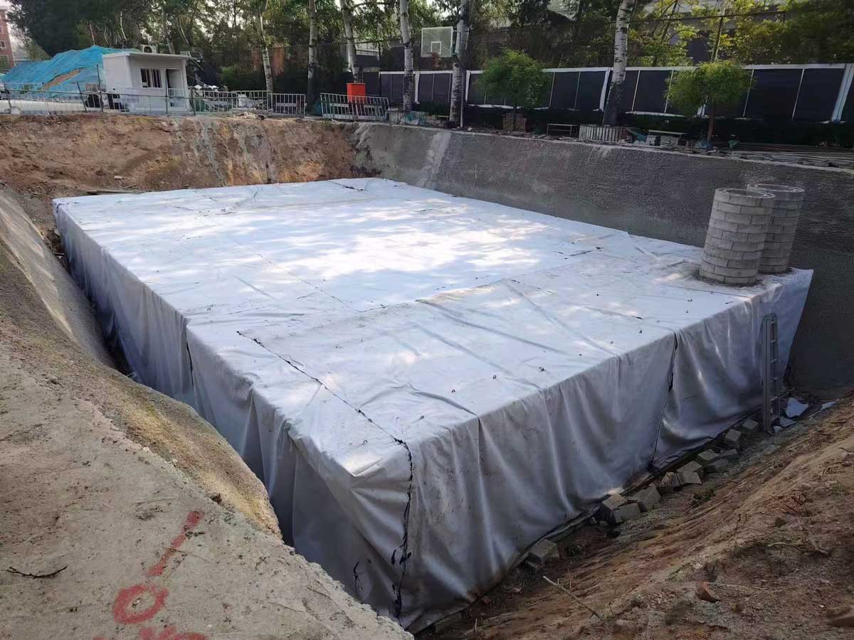正在施工中的地下硅砂雨水收集池