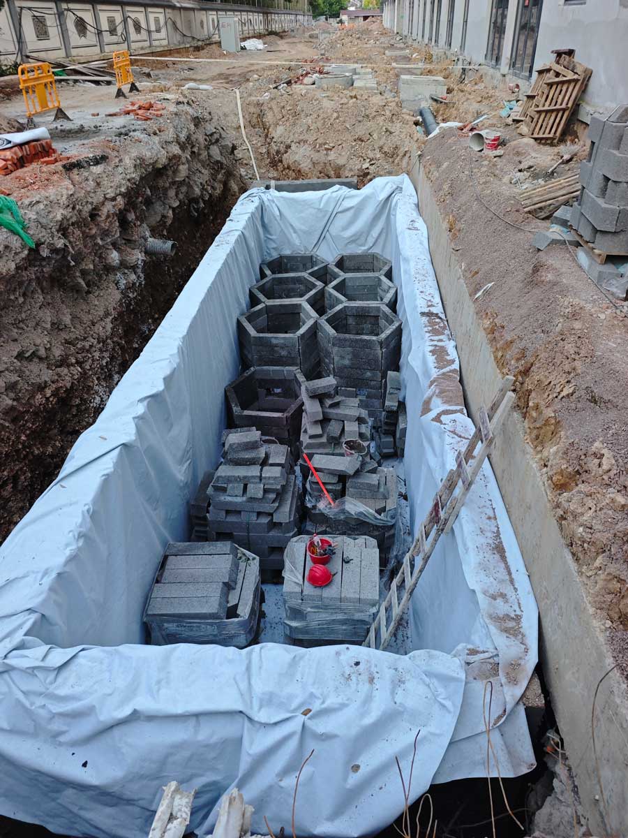 硅砂雨水收集池模块安装现场，基坑内铺设防渗膜与六边形构件