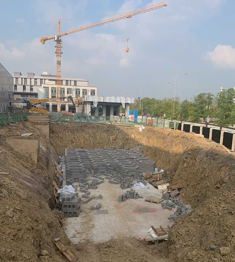 硅砂模块雨水收集池施工现场，展示工地基坑内蜂窝状硅砂模块的组装与布置