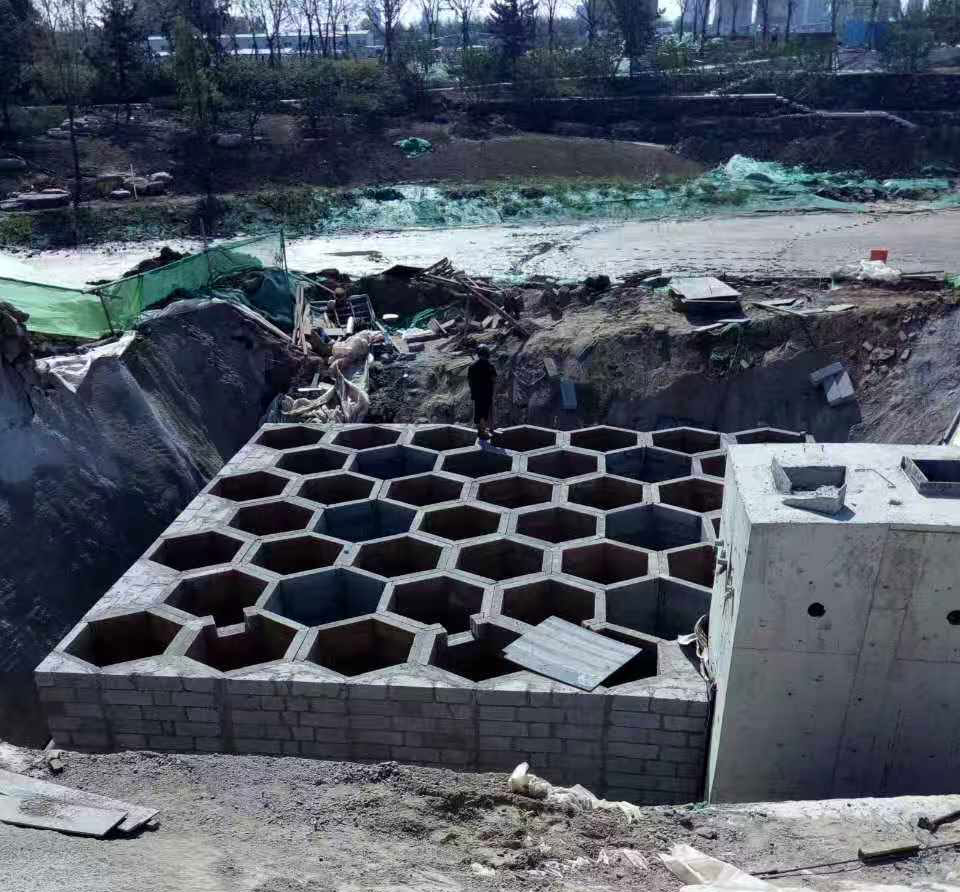 地下基坑内六边形蜂巢状硅砂雨水收集模块拼装现场