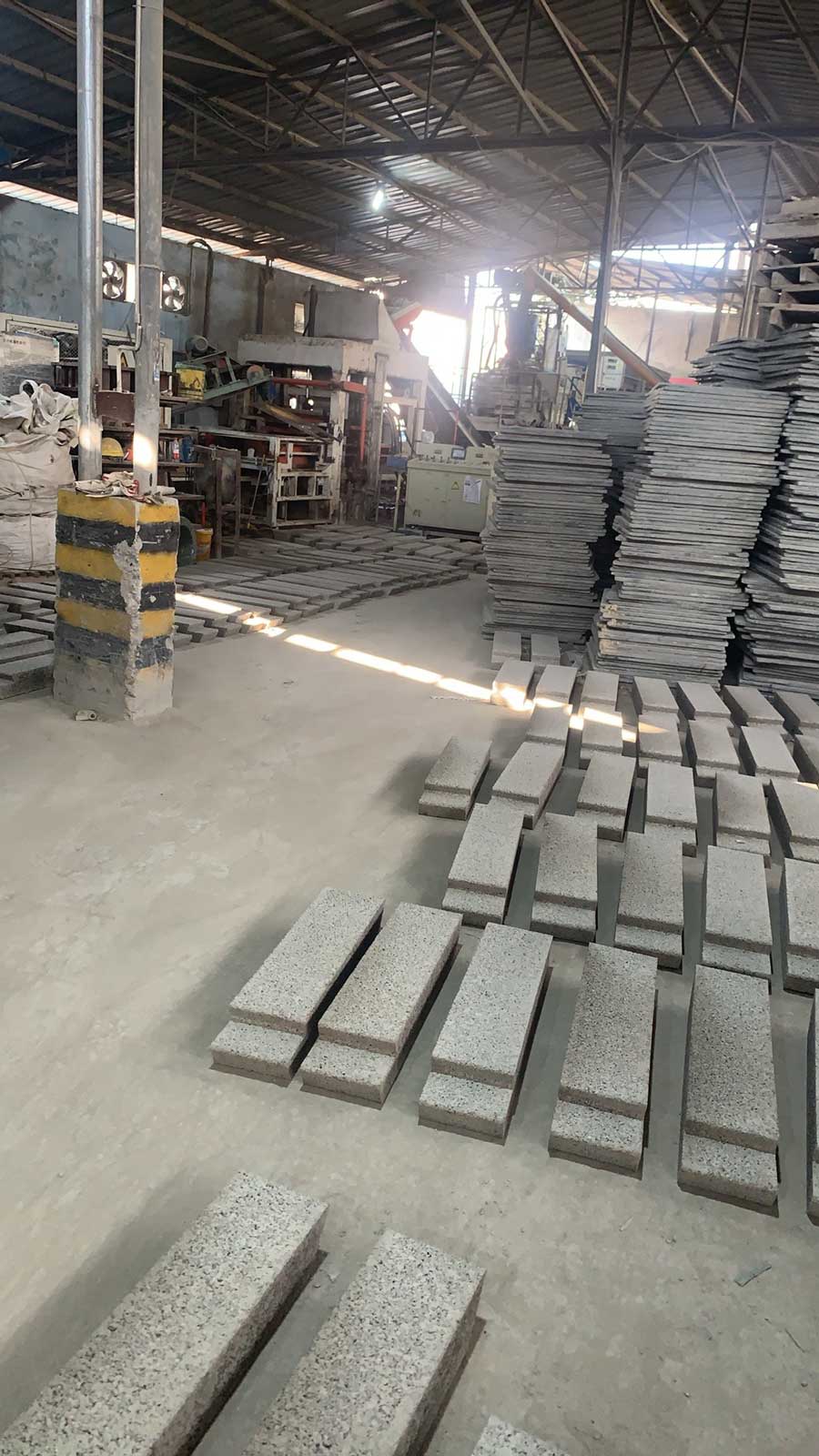 绿色建材生产基地车间，用于海绵城市雨水收集池建设的硅砂模块生产制造实景