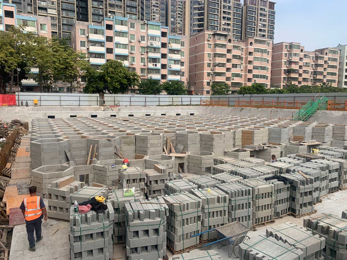 硅砂模块雨水收集池施工，预制蓄水模块物料码放与现场垒砌实景