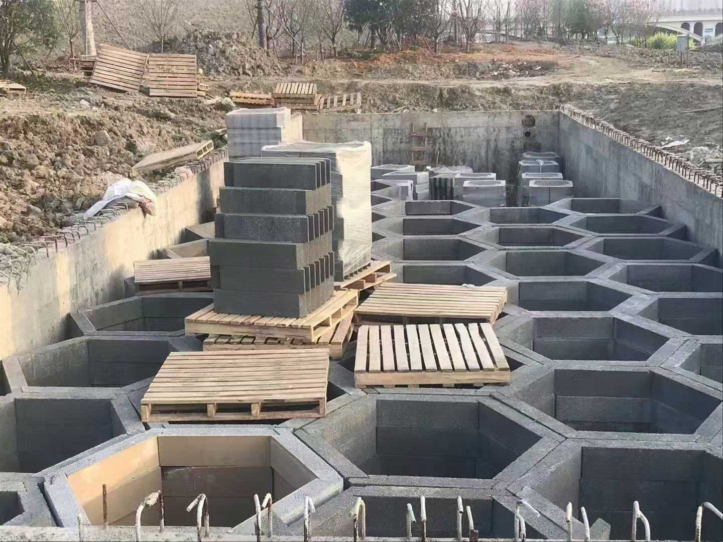 户外工地上的硅砂模块池体