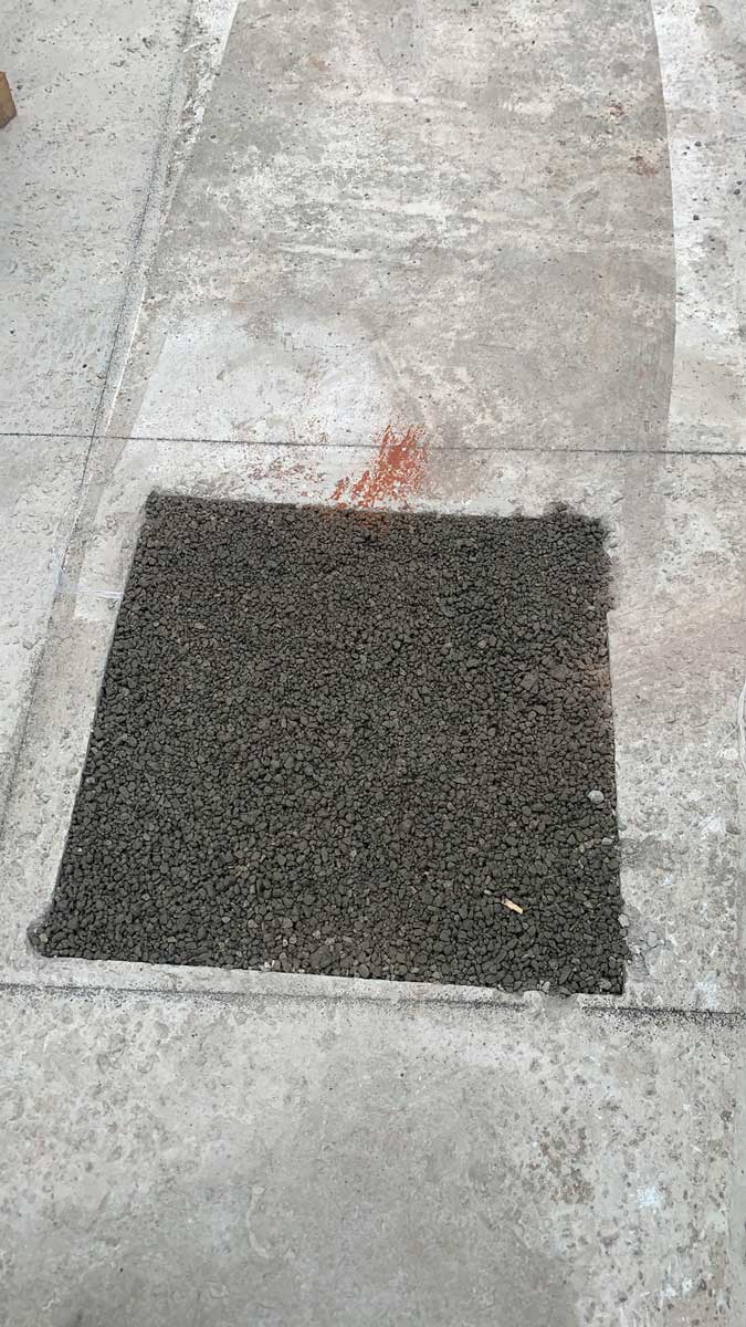 硅砂雨水收集池施工：地基预留透水孔位中的透气防渗砂细节展示