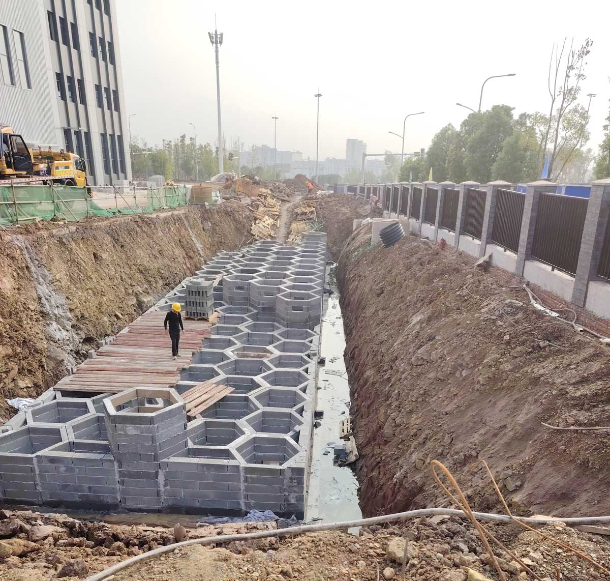 硅砂雨水收集池施工现场，六边形蜂窝状硅砂模块安装中