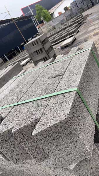 硅砂雨水收集模块，采用微米级孔隙结构，可实现雨水秒级渗透、高效截留悬浮物与重金属