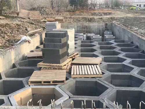 户外工地上的硅砂模块池体