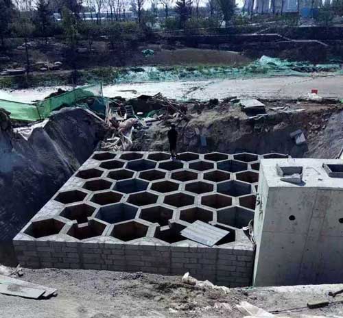 地下基坑内六边形蜂巢状硅砂雨水收集模块拼装现场