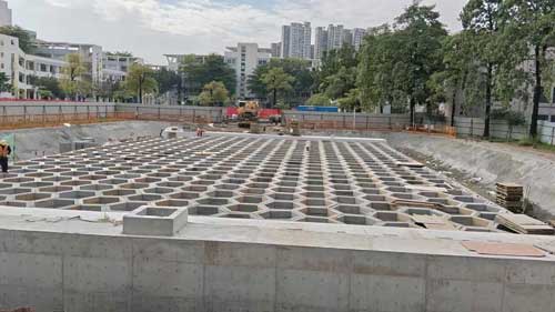 大规模模块化地下蓄水池成型实景，采用蜂窝矩阵设计的硅砂雨水收集系统