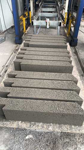 工厂生产线上的硅砂模块成品，用于组装高性能地下雨水收集池