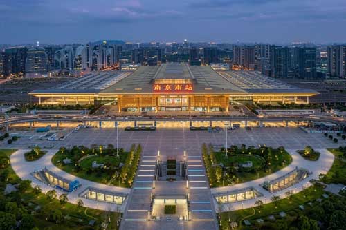 南京南站站前广场，下方建有大型雨水收集与调蓄设施，用以应对超大客流区域的防涝挑战。