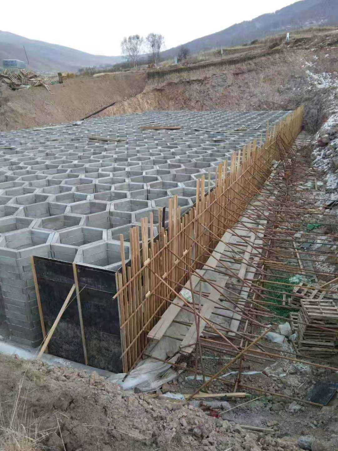 拼装完毕的地下硅砂雨水收集池，呈现出大面积规整的正六边形蜂巢状蓄水网格