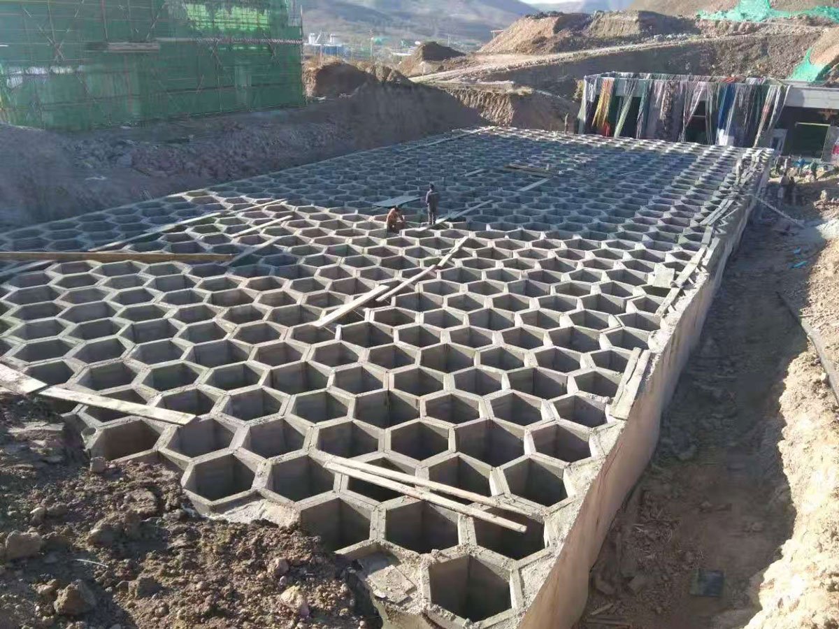 正在施工中的硅砂地下雨水调蓄池工程现场 正在施工中的硅砂地下雨水调蓄池工程现场