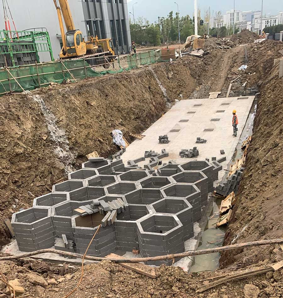 硅砂雨水收集模块安装实拍,展示蜂巢结构在深基坑内的铺设情况 硅砂雨水收集模块安装实拍,展示蜂巢结构在深基坑内的铺设情况