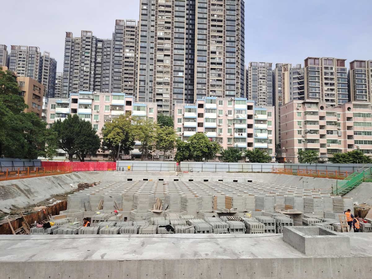 组装即将完成的地下硅砂模块雨水收集池正面全景,背景为密集的城市高楼 组装即将完成的地下硅砂模块雨水收集池正面全景,背景为密集的城市高楼
