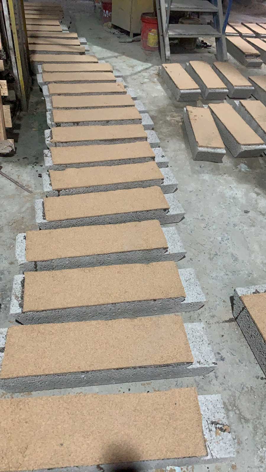 具有双层复合工艺与土黄色特殊过滤细砂面层的海绵城市预制硅砂模块在车间标准化陈列 具有双层复合工艺与土黄色特殊过滤细砂面层的海绵城市预制硅砂模块在车间标准化陈列