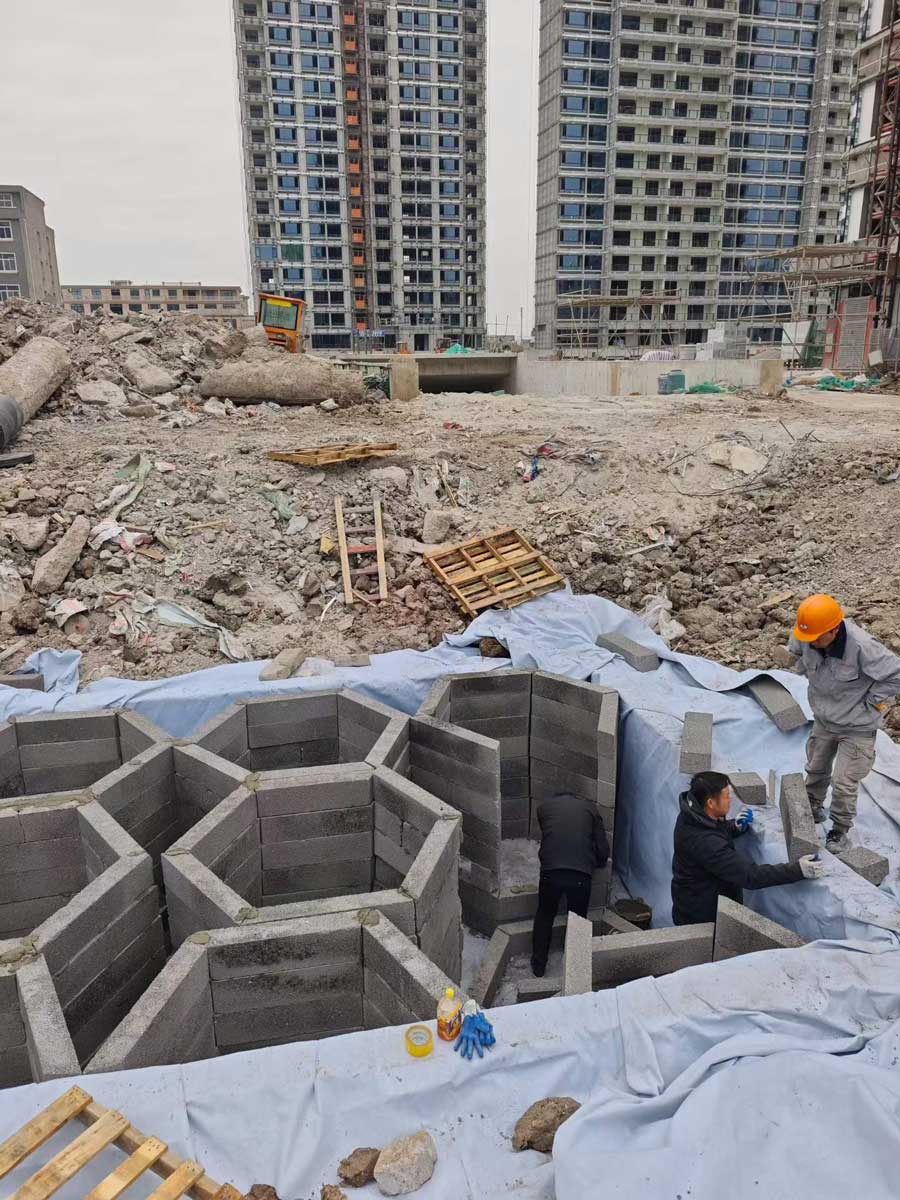 硅砂雨水收集池模块安装现场,工人正在进行拼装作业 硅砂雨水收集池模块安装现场,工人正在进行拼装作业