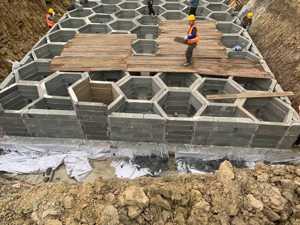 六边形硅砂雨水收集模块基坑拼装及顶部加固施工现场图 六边形硅砂雨水收集模块基坑拼装及顶部加固施工现场图