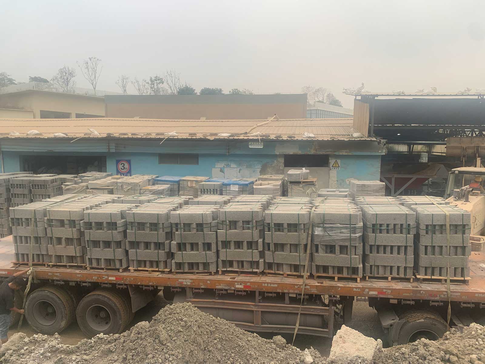 满载硅砂雨水收集模块的平板货车在工厂准备出发,助力海绵城市项目建材运输 满载硅砂雨水收集模块的平板货车在工厂准备出发,助力海绵城市项目建材运输