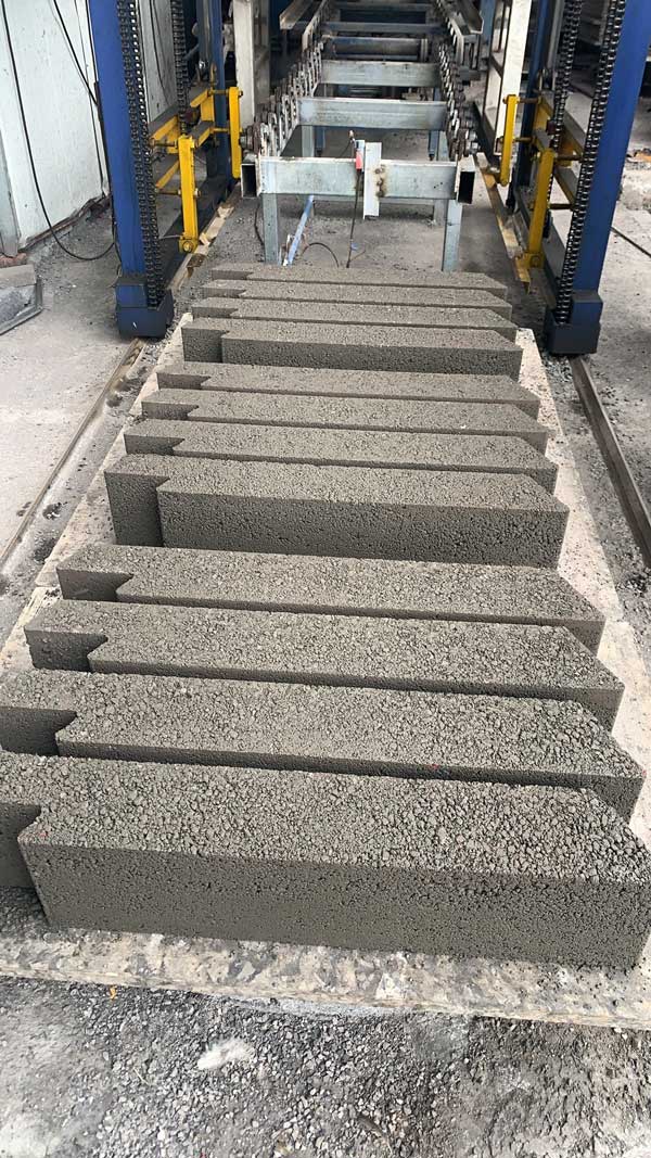 工厂生产线上的硅砂模块成品，用于组装高性能地下雨水收集池