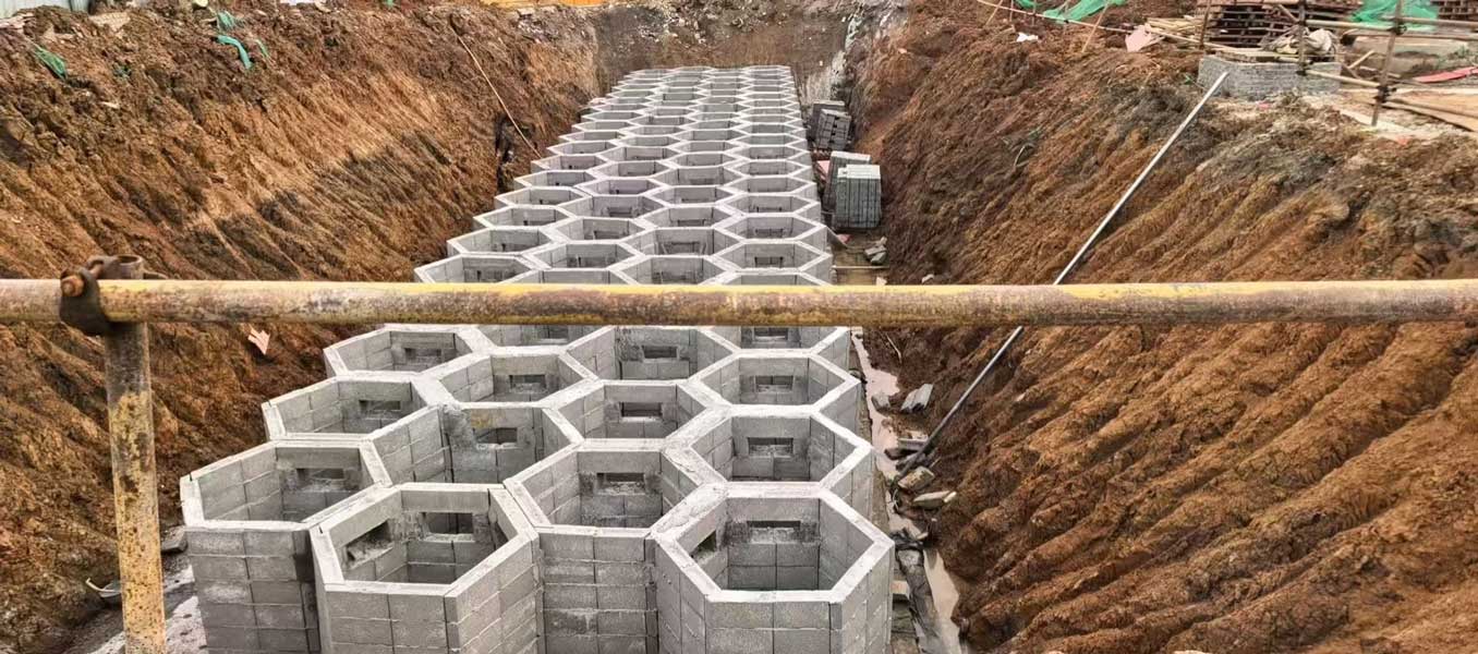 建筑工地基坑内组装结束的地下雨水收集池,整体由灰色硅砂砌块垒筑成宏观的正六边形蜂巢矩阵 建筑工地基坑内组装结束的地下雨水收集池,整体由灰色硅砂砌块垒筑成宏观的正六边形蜂巢矩阵
