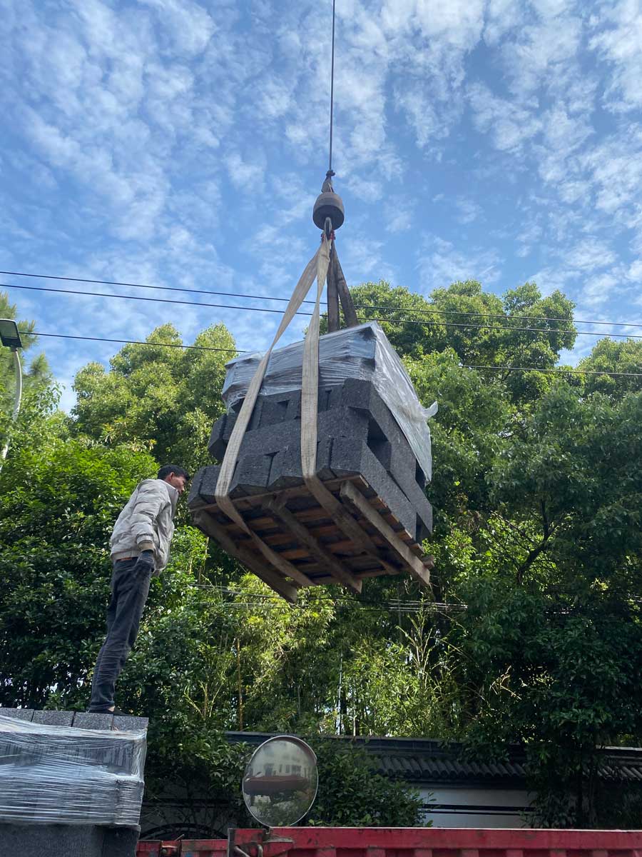 施工现场起重吊装硅砂雨水收集池模块托盘成品货物的全景照片