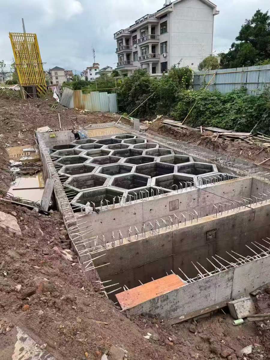 现浇混凝土地下结构内拼装完成的蜂巢状硅砂雨水收集池模块矩阵 现浇混凝土地下结构内拼装完成的蜂巢状硅砂雨水收集池模块矩阵