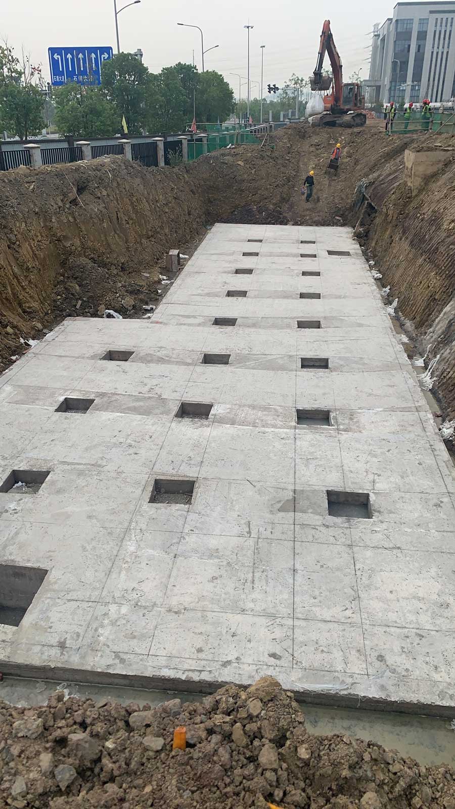 硅砂雨水收集池基础施工,展示已完成浇筑且带有预留透气防渗方格的地基平面 硅砂雨水收集池基础施工,展示已完成浇筑且带有预留透气防渗方格的地基平面