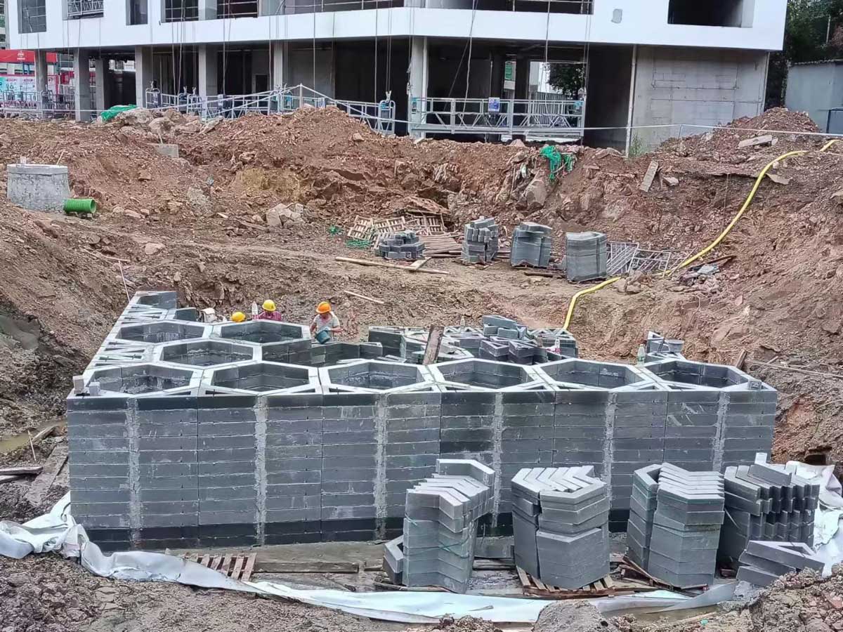 现代楼宇基坑中正在施工砌筑的蜂巢状地下硅砂雨水收集池网络 现代楼宇基坑中正在施工砌筑的蜂巢状地下硅砂雨水收集池网络
