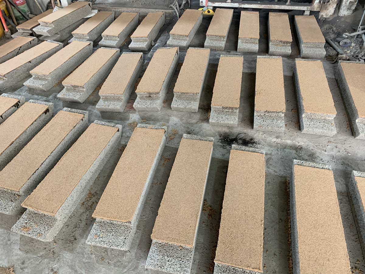 具有阶梯结构和黄色面层的双层复合硅砂透水砖模块特写 具有阶梯结构和黄色面层的双层复合硅砂透水砖模块特写