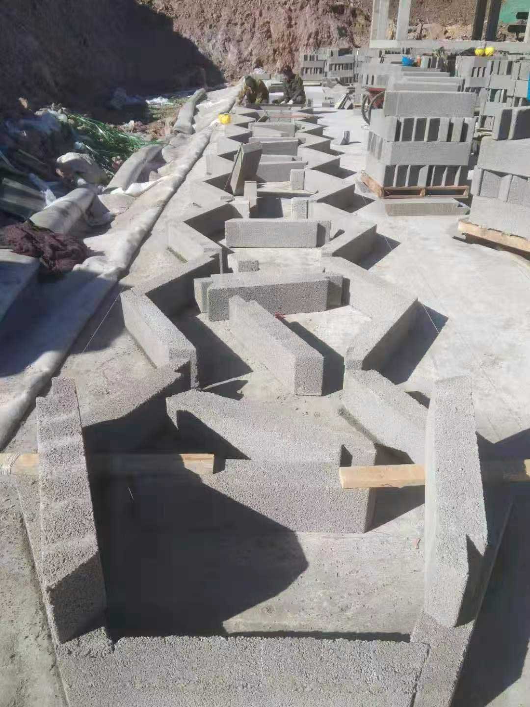 正在进行最底层模块化定位拼装的地下硅砂雨水收集池,地面上由长条砌块拼出规则的六边形蜂巢结构 正在进行最底层模块化定位拼装的地下硅砂雨水收集池,地面上由长条砌块拼出规则的六边形蜂巢结构